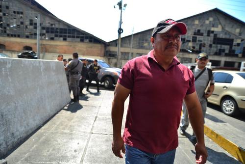 El ex Subdirector de Operaciones de la PNC, Pedro Esteban L&oacute;pez Garc&iacute;a ingresa a la Torre de Tribunales. (Foto: Wilder L&oacute;pez/Soy502) 