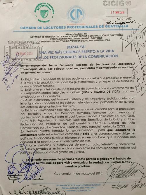 Documento presentado ante el comisionado. (Foto: Roberto Caubilla/Soy502)