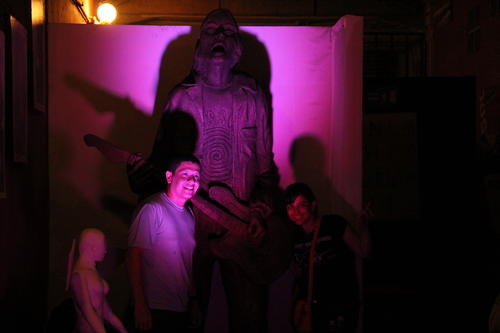 Los asistentes no perdieron la oportunidad de fotografiarse al lado de la escultura de Kurt Cobain. (Foto: Alexis Batres/Soy502)