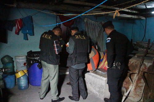 La PNC realiz&oacute; un allanamiento en la casa donde fue encontrada la ni&ntilde;a maltratada y fue rescatado otro menor. (Foto: PNC)