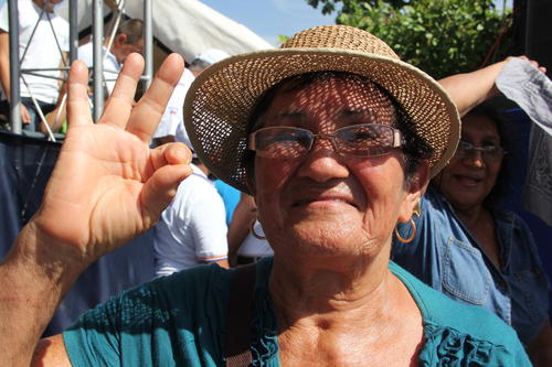 Do&ntilde;a Elsa disfrut&oacute; de un s&aacute;bado diferente en Usumatl&aacute;n. (Foto: Roberto Caubilla/Soy502)