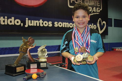 Carrillo luce algunas de las preseas y trofeos que ha ganado a nivel nacional como internacional. (Foto: Douglas Suruy/Soy502)