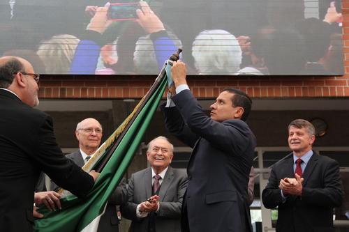 El ministro de Relaciones Exteriores, Carlos Raúl Morales, impuso la Orden del Quetzal a la Universidad del Valle. (Foto: Fredy Hernández/Soy502)