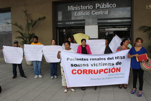 El pasado 13 de mayo, un grupo de familiares y amigos de pacientes fallecidos tras la adjudicaci&oacute;n del contrato, presentaron una denuncia penal en el Ministerio P&uacute;blico. (Foto Archivo/Soy502)