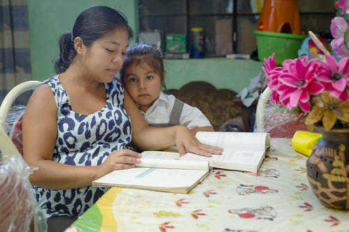 Madeleine es maestra, madre de Dana, una niña de 7 años; y espera su segunda hija. Ellas son su principal motivación para salir adelante. (Foto: George Rojas/Soy502)