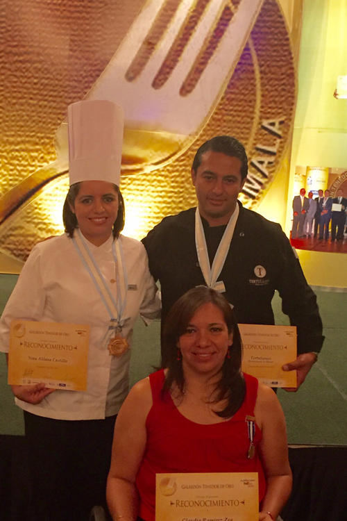 Nina Aldana, Chef del A&ntilde;o (Izquierda), el representante del restaurante Tertulianos (derecha), y Claudia Ram&iacute;rez Zea, al centro, reconocida como la "Estrella Gastron&oacute;mica". (Foto: Feria Alimentaria)