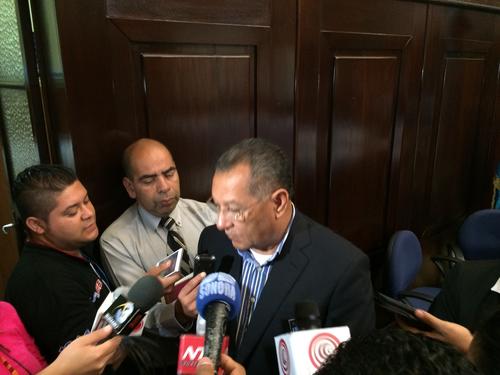 Arístides Crespo atendió a los medios al término de la reunión. (Foto: Roberto Caubilla/Soy502)