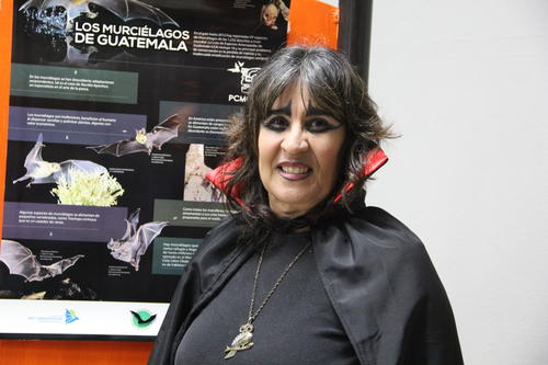 Lorena D&aacute;vila, del Museo de Historia Natural de la USAC, fue la encargada de narrar cuentos a los peque&ntilde;os que se hicieron presentes al lugar para ver de cerca al peque&ntilde;o murci&eacute;lago. 
