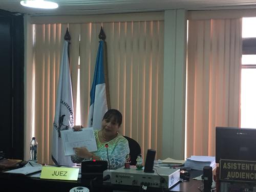 La jueza Silvia Violeta de León mostró y leyó parte de las anotaciones de los documentos decomisados a Gustavo Alejos y que ahora forman parte de la evidencia en contra del empresario. (Foto: Evelyn de León/Soy502) 