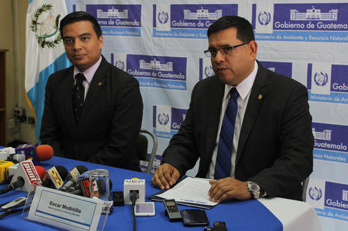 Ministro Oscar Medinilla, y Secretario de Conap Benedicto Lucas, en conferencia de prensa sobre lo sucedido en el R&iacute;o La Pasi&oacute;n en Pet&eacute;n. (Foto: Alejando Bal&aacute;n/Soy502)