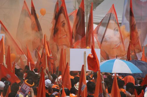 Durante el mitin donde se promovió la imagen de Alejandro Sinibaldi, Roxana Baldetti aprovechó no solo para promover su figura sino que presentó un "jingle" como si estuviera en plena campaña. (Foto: Alexis Batres/Soy5029