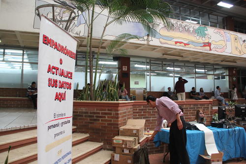 El TSE ha incorporado un puesto móvil de empadronamiento en la Universidad de San Carlos. (Foto Fredy Hernández/Soy502)