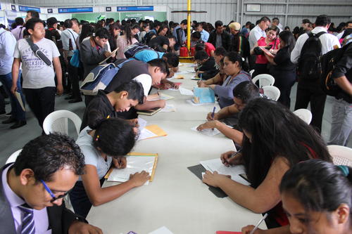 La mayor&iacute;a de guatemaltecos que asisti&oacute; a la Feria Nacional del Empleo lleva m&aacute;s de un mes buscando empleo. (Foto Alejandro Bal&aacute;n)