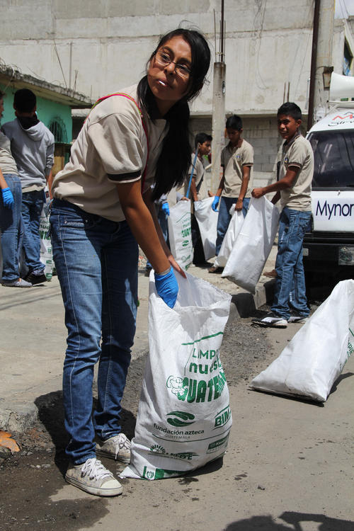 Alumnos de Prados de Villa Hermosa sensibilizaron a las personas para que no lancen basura en las calles. (Foto: Alexis Batres/Soy502)