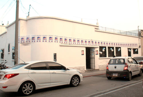 Los vecinos se sorprendieron de como la sede que por meses fue la casa de los simpatizantes de Lider, ahora luce los colores de FCN. (Foto: Alejandro Bal&aacute;n/Soy502)