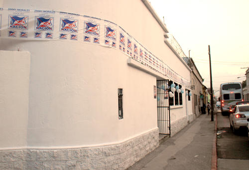 La nueva sede del FCN fue pintada la ma&ntilde;ana de este lunes. Antes luc&iacute;a los colores del partido Lider. (Foto: Alejandro Bal&aacute;n/Soy502)