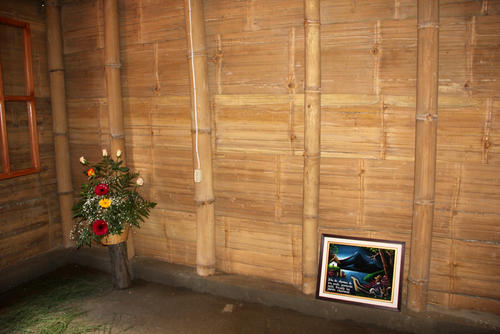 El dueño de la casa decidió no cubrir con cemento las paredes interiores para mostrar el bambú. (Foto: Soy502)