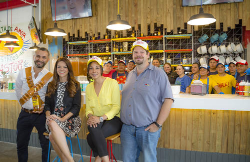 H&eacute;ctor Garc&iacute;a, gerente de marca Tequila Jos&eacute; Cuervo, Irene Basterrechea, gerente comercial de Plaza Concepci&oacute;n, Sandra Urena, gerente de mercadeo de Grupo Buen Rollo y Bernal Vadillo, director de desarrollo de Grupo Buen Rollo, en la conferencia de prensa de inauguraci&oacute;n de El Pinche. (Foto: George Rojas/Soy502)
