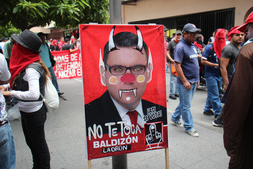 La popular frase "No te toca" fue una de las m&aacute;s le&iacute;das durante la Huelga Extraordinaria. (Foto: Alejandro Balan/Soy502) 