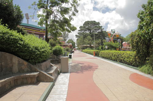 La cultura Irtra, trata de preparar a los empleados a quienes les llaman colaboradores, para que atiendan bien a los visitantes, sin importar su edad. (Foto: Marcelo Jim&eacute;nez/Soy502)