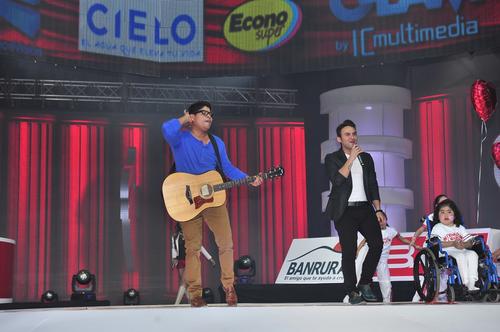 Napoleón y Carlos Peña, dos talentosos cantantes guatemaltecos, que apoyan a la Teletón. (Foto: Nuestro Diario)