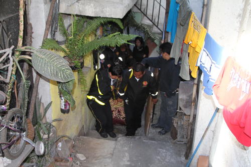 Los bomberos llevan por un estrecho callej&oacute;n a Emelina Ramos. (Foto: Sergio V&aacute;squez/Bomberos Voluntarios)