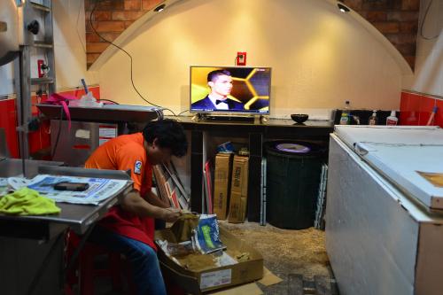 Matías Osorio limpia los ganchos donde cuelgan la carne, luego que este lunes los abastecedores no llevaron producto a las carnicerías de La Terminal. (Foto: Jesús Alfonso/Soy502)  