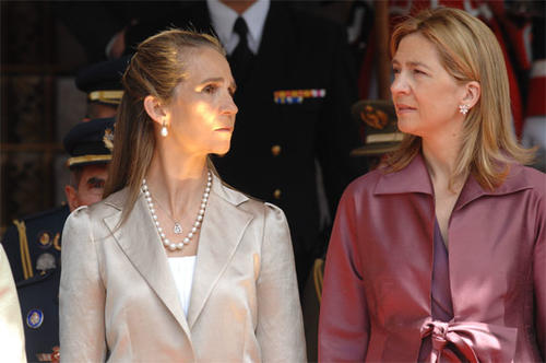 Las infantas dejar&aacute;n de formar parte de la Familia Real. (Foto: AFP) 