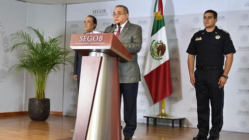 El comisionado del Instituto Nacional de Migraci&oacute;n (INM), Ardelio Vargas, inform&oacute; sobre el rescate y las detenciones.  (Foto: EFE) 