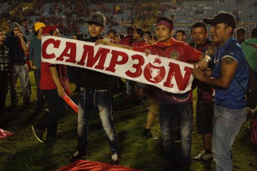 Los fan&aacute;ticos de los rojos ingresaron a la cancha e impidieron que se realizara la entrega de la copa de forma protocolaria. (Foto: Fredy Hern&aacute;ndez/Soy502)