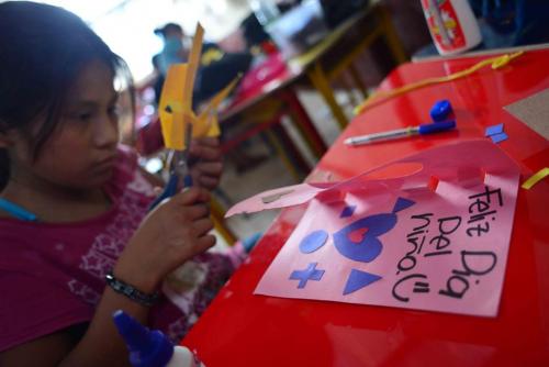 La actividad del martes fue la elaboraci&oacute;n de una tarjeta para el D&iacute;a del Ni&ntilde;o.  (Foto: Jes&uacute;s Alfonso/Soy502)