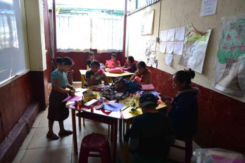 Los ni&ntilde;os del Pennat tienen que estudiar en el garage de la estaci&oacute;n de polic&iacute;a de la Terminal, en donde se improvis&oacute; un aula de clases.  (Foto: Jes&uacute;s Alfonso/Soy502)