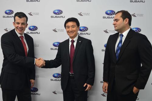 Jos&eacute; Javier Casas, gerente General de Cofi&ntilde;o Stahl (izquierda), estrecha la mano de Tomohiro Ishitobi, gerente para Latinoam&eacute;rica de Subaru, acompa&ntilde;a Joaqu&iacute;n Novales, gerente de Subaru Guatemala. (Foto: Jes&uacute;s Alfonso/Soy502)