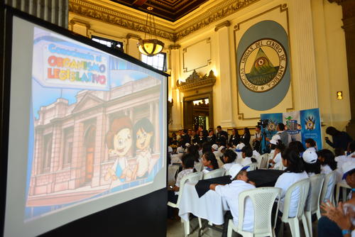 Este jueves los ni&ntilde;os diputados recibieron una inducci&oacute;n de c&oacute;mo funciona el Congreso, y el viernes ser&aacute;n diputados por un d&iacute;a (Foto: Jes&uacute;s Alfonso/Soy502)