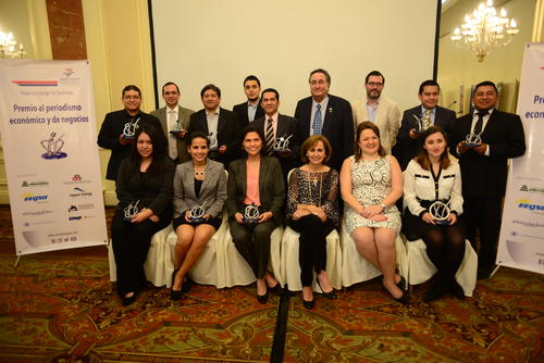 Alexis Batres, de Soy502, con el grupo completo de periodistas que fueron premiados por Amcham por su destacada labor en varios medios nacionales. En el conjunto tambi&eacute;n se encuentran miembros del jurado calificador. (Foto: Soy502/Jes&uacute;s Alfonso)