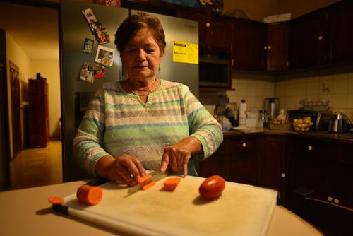 Rosalba se encarga de las labores de su hogar, entre ellas, cocinar. (Foto Jes&uacute;s Alfonso/Soy502)