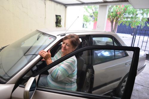 Aunque asegura que hay d&iacute;as en los que los s&iacute;ntomas se incrementan, Rosalba maneja su autom&oacute;vil. (Foto Jes&uacute;s Alfonso/Soy502)