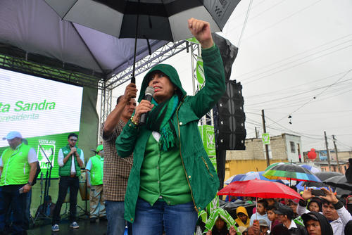 Su personal de seguridad estuvo sosteniendo sin interrupci&oacute;n la sombrilla para que no se mojara la candidata. (Foto: Jes&uacute;s Alfonso/Soy502)