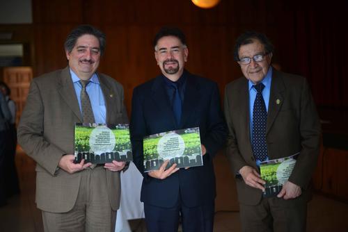 &Oacute;scar Echeverria, vicedecano de la facultad de arquitectura de la universidad Rafael Landivar; Carlos Enrique Valladares, de la Usac; y V&iacute;ctor Hugo Hern&aacute;ndez, de la Universidad Mariano G&aacute;lvez fueron los responsables de dirigir al equipo de profesionales que dise&ntilde;&oacute; el MIEV. (Foto: Jes&uacute;s Alfonso/Soy502)