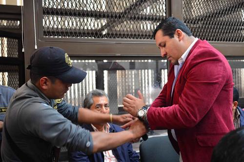 Un guardia le retira las esposas a Cristian Picón, quien aceptó haber trabajado para Lima y comprado unos caballos en su nombre, para sus hijas. (Foto: Jesús Alfonso/Soy502).