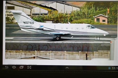 Los diputados presentaron la fotografía del avión en el que la vicepresidenta ingresó al país, el que recurrentemente utiliza también el Presidente. (Foto Jesús Alfonso/Soy502)