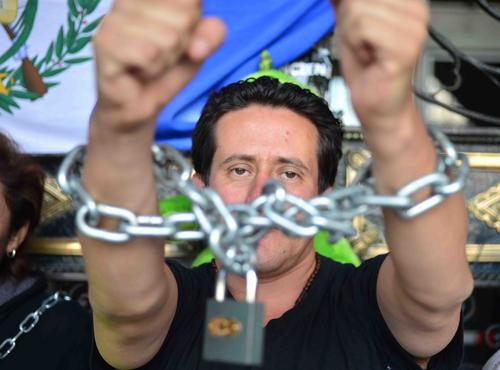 Bernardo Silva dice que no sabe cuanto tiempo permanecerán encadenados. Por ahora, siguen con el objetivo de que los funcionarios implicados en corrupción renuncien. (Foto: Jesús Alfonso/Soy502)