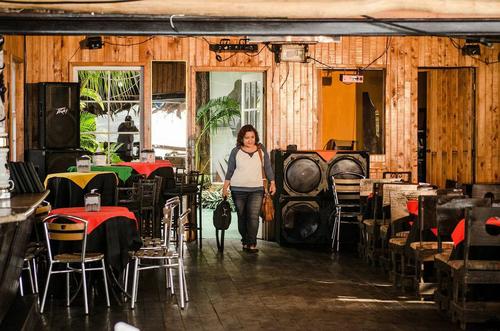 Liliane Sánchez entró temblorosa al restaurante donde, sin saberlo, la esperaba su familia. (Foto: Soy502)