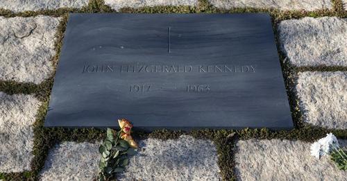 La placa conmemorativa en la tumba de John F. Kennedy al inicio de la semana. 