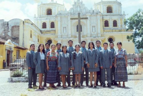 Jhony y algunos de sus compañeros de bachillerato en la foto de cierre de cursos en Antigua Guatemala. (Foto: Impulso al Talento Académico)