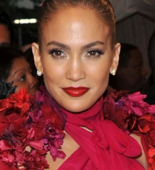 El rojo no es s&oacute;lo para las rubias. Mira aqu&iacute; a JLo, se ve perfecta con un rojo cereza en los labios, el tono apropiado para las mujeres de tez bronceada.