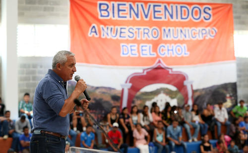 Las actividades del presidente Otto Pérez Molina de este sábado se realizaron sin convocar a los medios de comunicación, pero no faltaron los colores del Partido Patriota. (Foto: Presidencia)