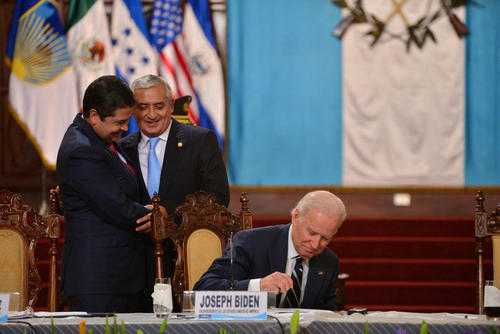 En la última visita de Biden al país, EE.UU. ratificó el apoyo al plan de la Alianza para la Prosperidad y Pérez Molina y Juan Orlando celebraban este acto. (Foto: Wilder López/Soy502)
