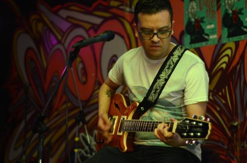 Jonathan Carri&oacute;n interpret&oacute; su m&uacute;sica. (Foto: Selene Mej&iacute;a/Soy502)