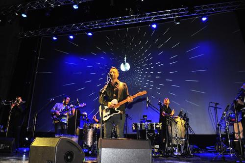 Las canciones del cantautor uruguayo fueron cantadas a todo pulm&oacute;n por los asistentes. (Foto: Abel Lima/Soy502) 